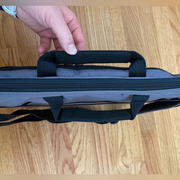 Case Logic 16” lap top bag - Picture 4 of 7